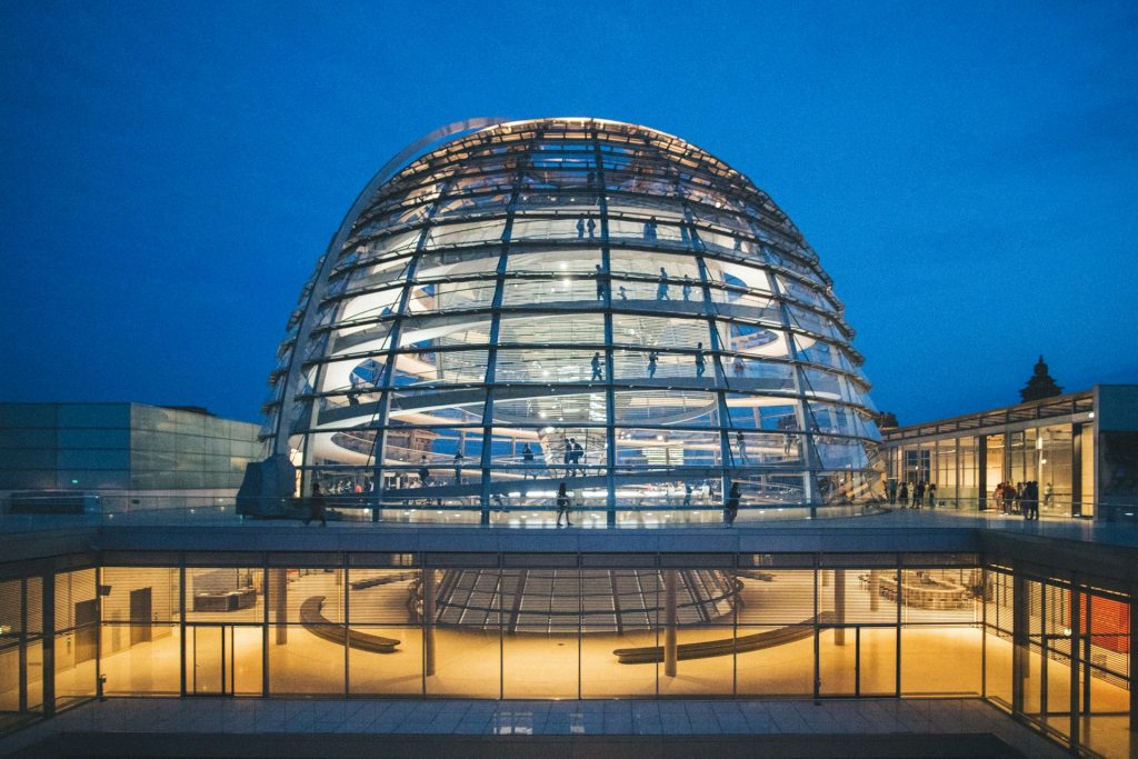 Aufnahme der Kuppel  des Deutschen Bundestags bei Abendlicht.